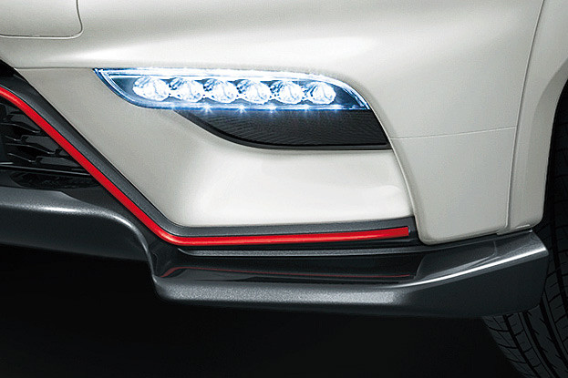 NISMO専用LEDハイパーデイライト（車幅灯連動）
