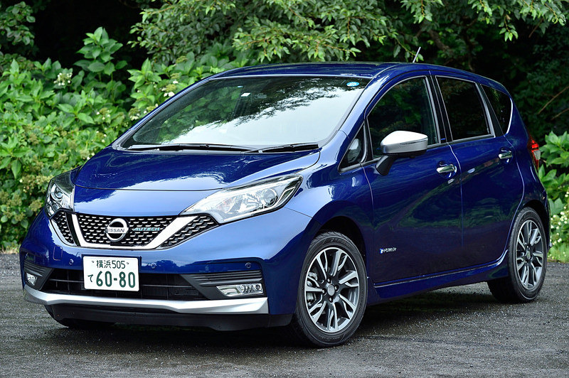 オーロラフレアブルーパールカラーの「ノート e-POWER AUTECH SPORTS SPEC」