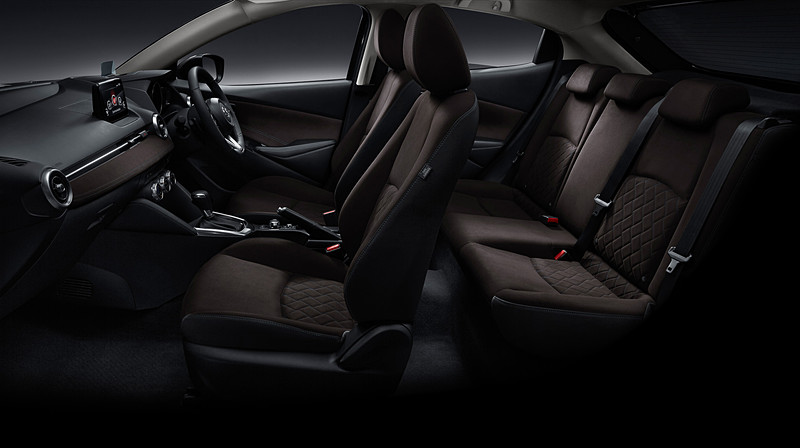 ドアトリムや助手席前のインパネ、シートに肌触りのよいグランリュクス（スエード調人工皮革）を、シートには肌触りのよいキルティングを採用し、ディープレッドとブルーグレーステッチを施した