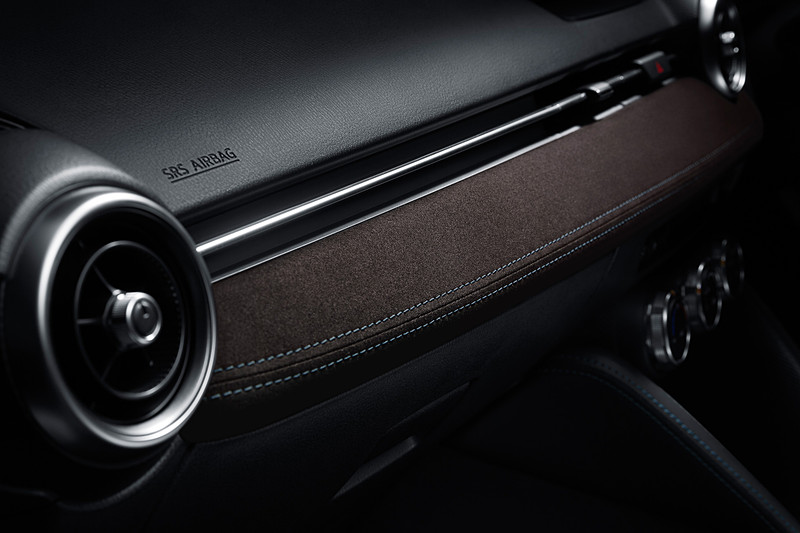 ドアトリムや助手席前のインパネ、シートに肌触りのよいグランリュクス（スエード調人工皮革）を、シートには肌触りのよいキルティングを採用し、ディープレッドとブルーグレーステッチを施した