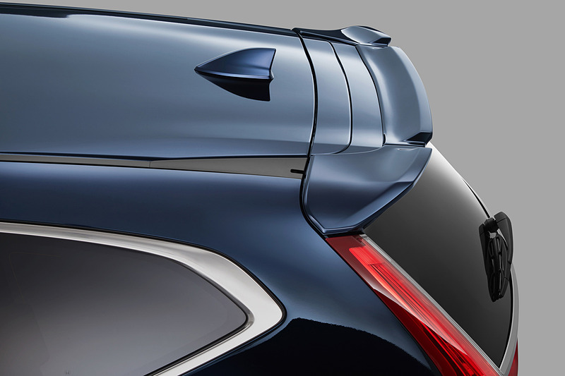 ルーフ後端の側面までカバーする大型の3分割仕様となる「アッパーウイング」（未塗装6万8040円、カラード仕上げ7万3440円）