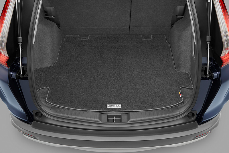 5人乗り仕様（ハイブリッドモデル用）の「スポーツラゲッジマット」（2万2680円）
