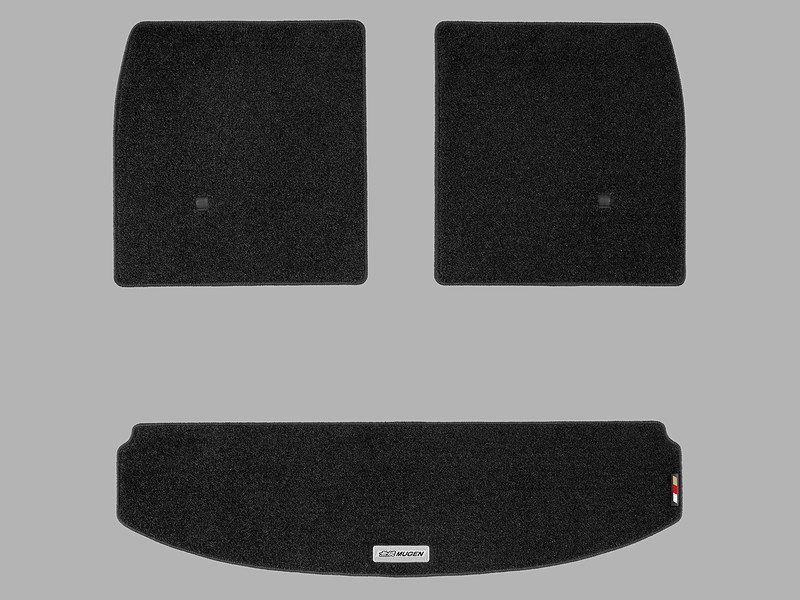 7人乗り仕様（ガソリンモデル用）のスポーツラゲッジマット（2万2680円）