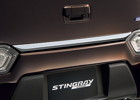 ワゴンRスティングレー 25周年記念車 HYBRID Xリミテッドのメッキバックドアガーニッシュ