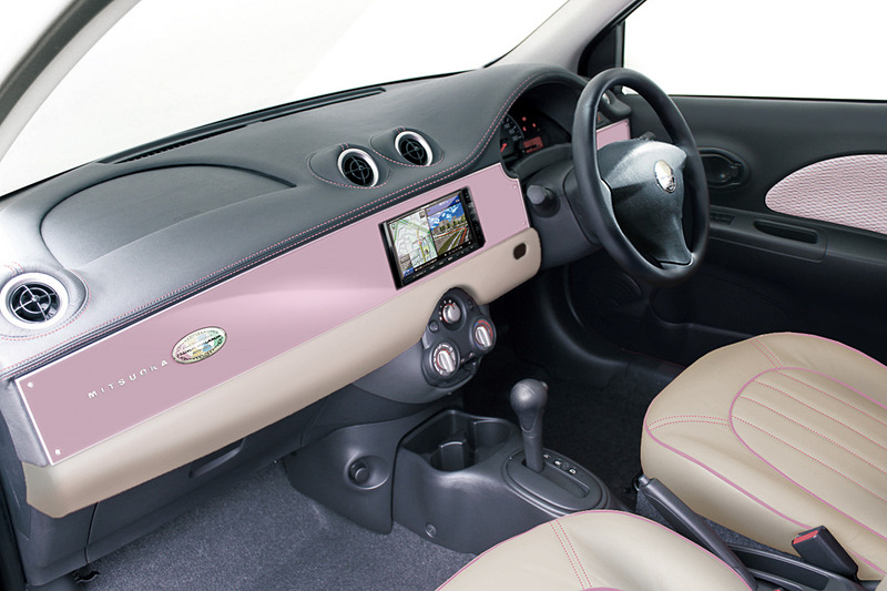 合皮を採用したインテリアのレザーカラーは、シックなグレーと明るいアイボリーの2色から選択可能