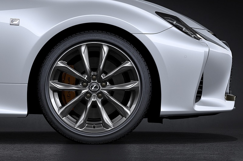 F SPORTでは専用の19インチアルミホイールを採用