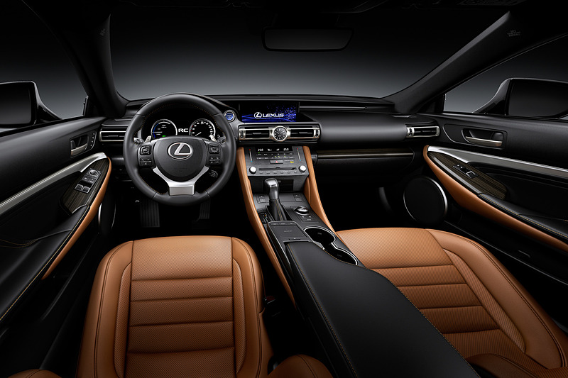 インパネ中央にLCと共通となるアナログクロックを追加。センターコンソールの「ヒーターコントロールパネル」「オーディオパネル」はヘアライン調のデザインに変更される