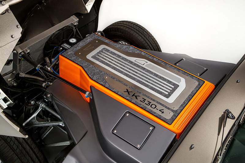 リチウムイオンバッテリーパックはE-TYPEの6気筒XKガソリンエンジンと同じサイズ・重量で、同じように配置。E-TYPEのギヤボックスと同じ場所になるように、電動モーターはバッテリーパックの真後ろにレイアウトされる