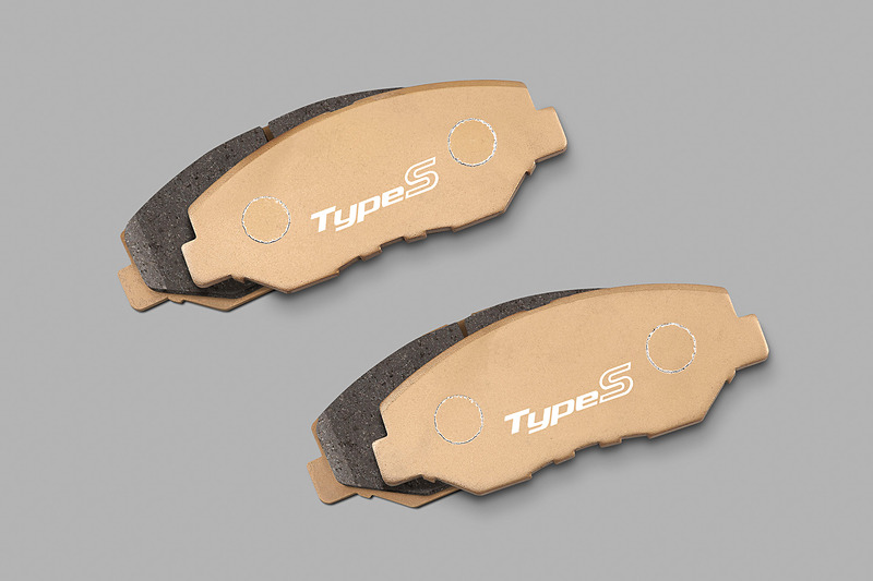 「ブレーキパッド -Type Sport-」はフロント用セット（左）が2万3760円、リア用セット（右）が2万520円。適正使用温度域はどちらも0～500℃となっている