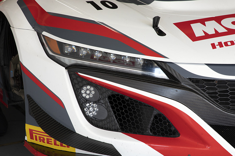 GT300仕様とは異なり、ヘッドライトがクリアになっている。また、34号車のみマーカーランプもクリアになっていた