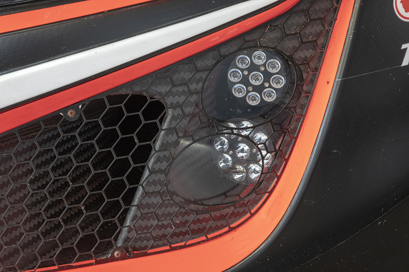 夜間走行用に補助灯が追加されている。上側は斜め前方を照らすコーナーライト。下側は正面を照らす