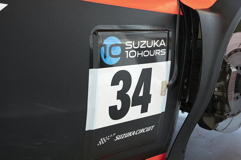 ゼッケンもSuzuka10H仕様。LEDライトが仕込まれているので夜間はゼッケン自体が光る