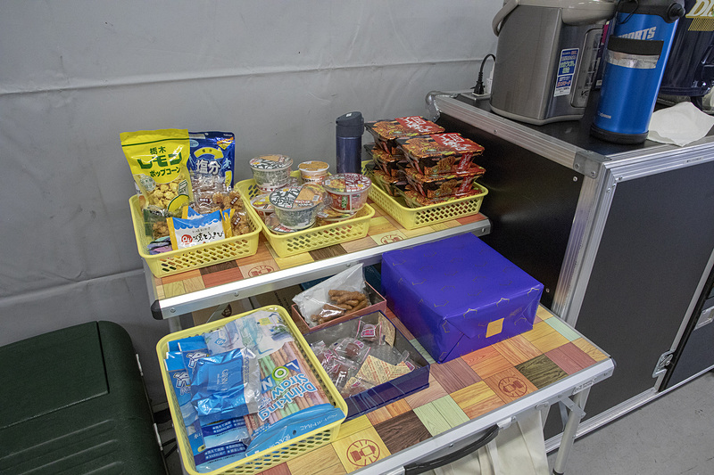 ピットにも長時間のレースらしい準備がされていた。レースが行なわれた週末は全国的に気温が上がっていたので、飲み物を冷やす冷蔵庫も用意