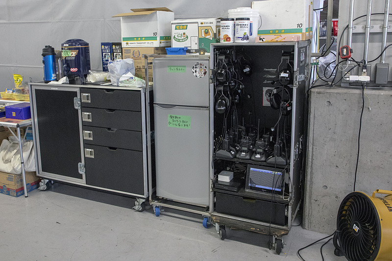 ピットにも長時間のレースらしい準備がされていた。レースが行なわれた週末は全国的に気温が上がっていたので、飲み物を冷やす冷蔵庫も用意