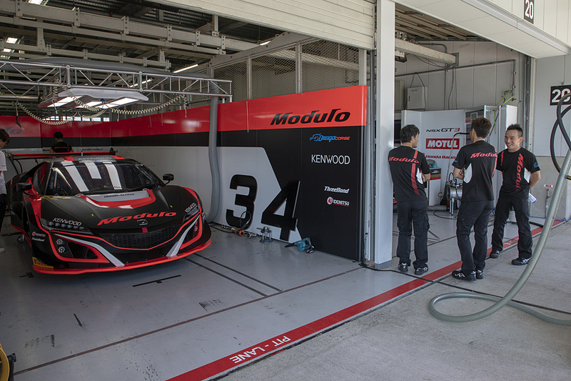 8月25日の土曜日は午後の予選まで走行がなく、ピットは比較的リラックスした雰囲気