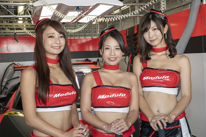 ピットウォークの華、ModuloスマイルとModuloプリティ。左からModuloスマイルの安藤麻貴さん、Moduloプリティのはるまさん、生田ちむさん