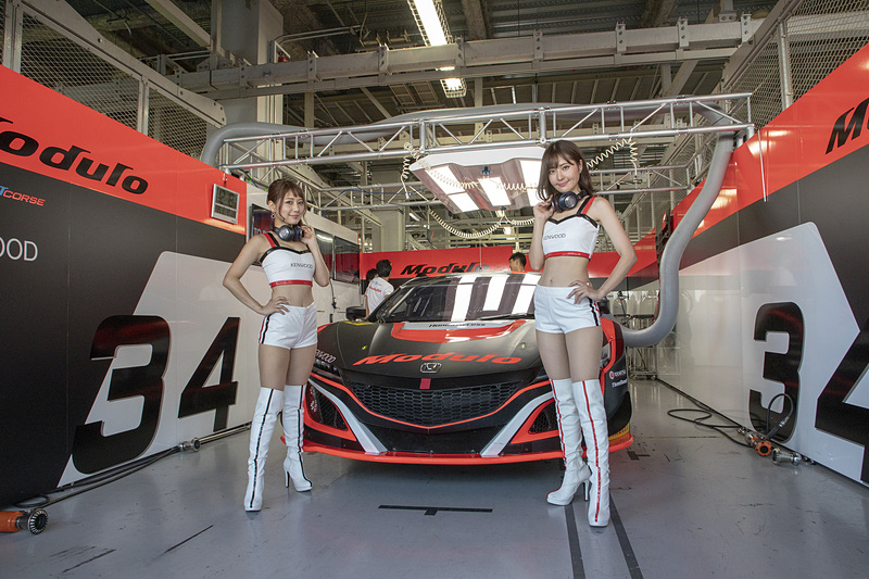 こちらはKENWOODレディのお2人。左が石橋あこさん、右が前田真実果さん