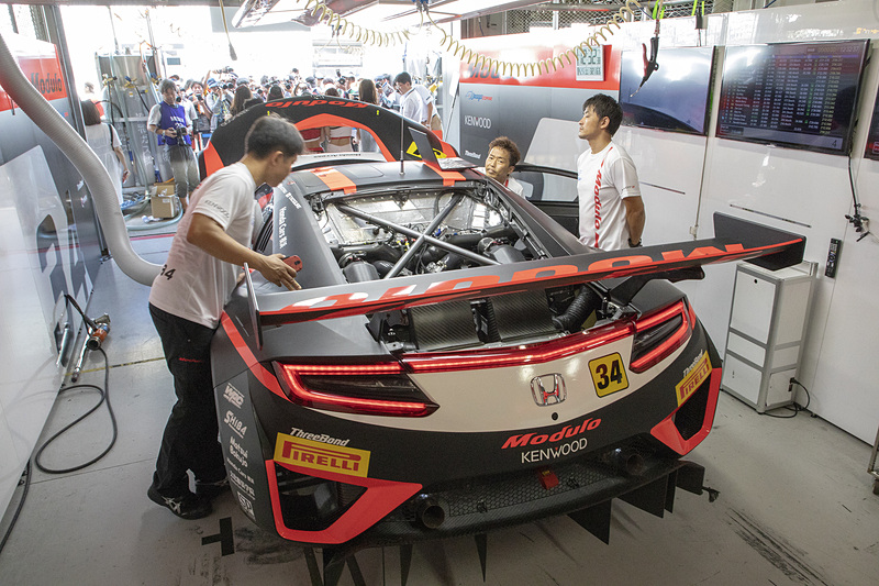 華やかなピットウォークと平行して予選に向けたマシンの準備も進められていた。午前中はまったりムードだったピットに緊張感が出てくる