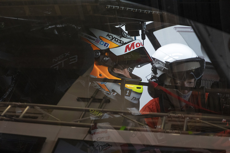 BBS EXCITING ATTACKの1番手は道上選手。無線でチョン監督と会話をしていたが、ヘルメットの中では笑顔が見られた。SUPER GTの予選も毎回見てきたが、このタイミングでの笑顔は記憶にない。参戦できないかもしれないという状況からの復活だけに、百戦錬磨の道上選手もいつもより気持ちがのっていたのかもしれない