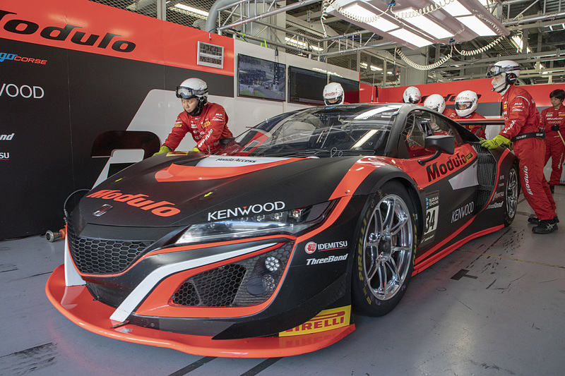 BBS EXCITING ATTACKの1番手は道上選手。無線でチョン監督と会話をしていたが、ヘルメットの中では笑顔が見られた。SUPER GTの予選も毎回見てきたが、このタイミングでの笑顔は記憶にない。参戦できないかもしれないという状況からの復活だけに、百戦錬磨の道上選手もいつもより気持ちがのっていたのかもしれない