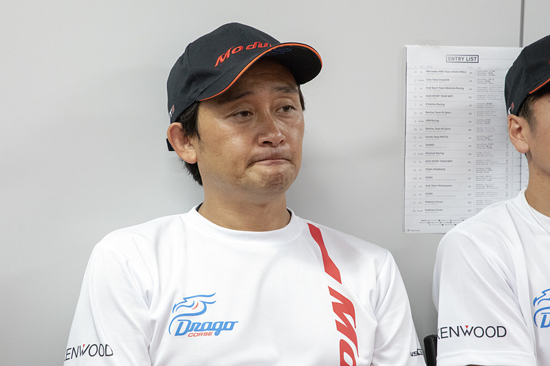 ピレリタイヤの特性が掴めていないため苦戦している表情をうかべる道上選手