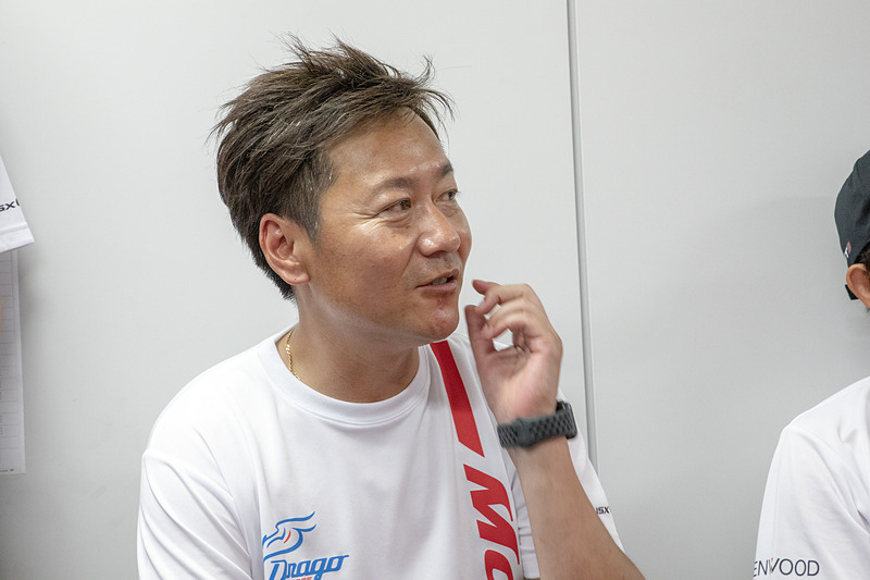 タイヤが柔らかいようで、キャンバーの角度を付けすぎるとタイヤを傷めることになり、かといって攻めないわけにもいかないなど、セットアップには苦労しているとのこと。セットアップの内容もSUPER GTとはかけ離れたものになっているという