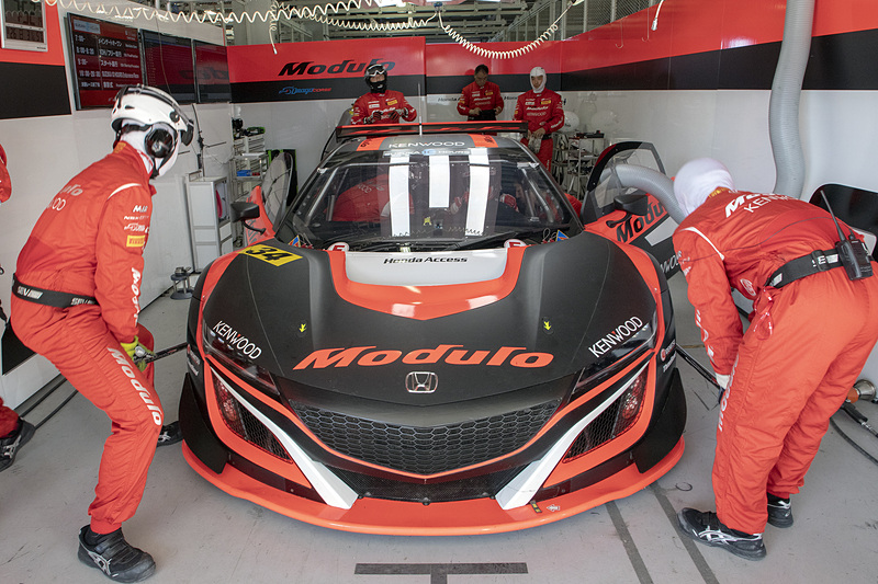 決勝前のウォームアップ走行。決勝は大津選手、道上選手、小暮選手の順に乗るので、ウォームアップ走行もその順番。まずは大津選手が乗り込む