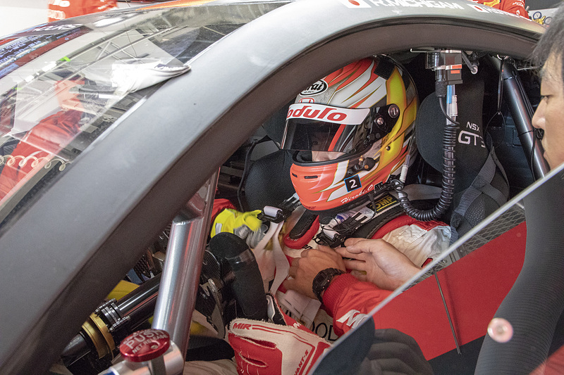 決勝前のウォームアップ走行。決勝は大津選手、道上選手、小暮選手の順に乗るので、ウォームアップ走行もその順番。まずは大津選手が乗り込む