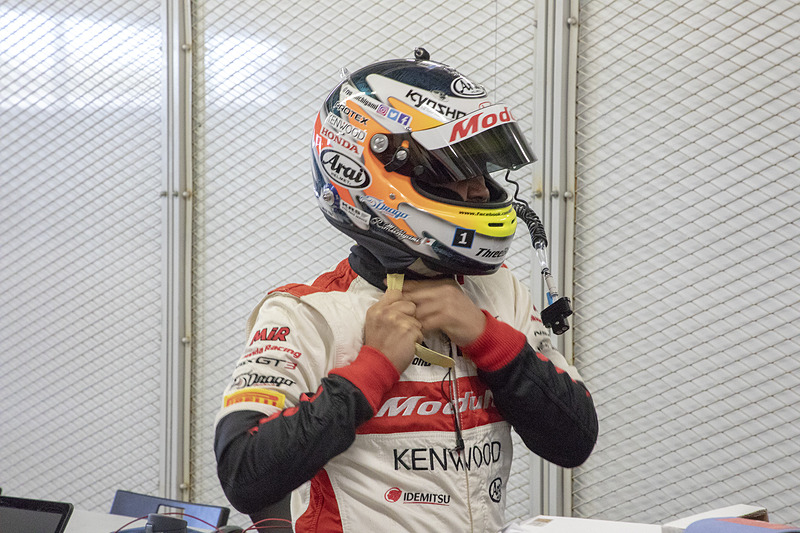 道上選手の順番になったが、ここでエンジンが再スタートしないというトラブルが発生。マシンはピット内に戻されたが無事再始動。原因はステアリングの接点不良とのこと