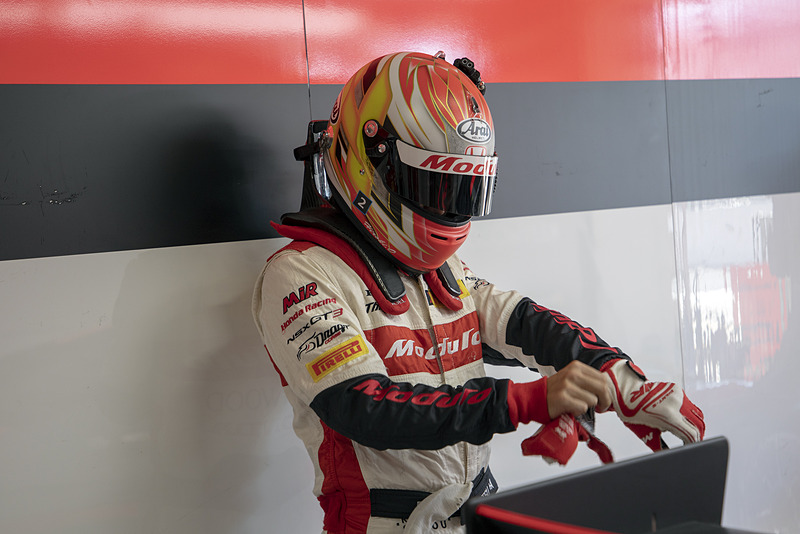 スタートは大津選手が担当。グリッドにクルマを運ぶため用意をする