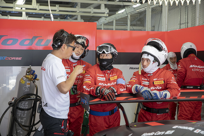 監督とメカニックもスタート前に打ち合わせ