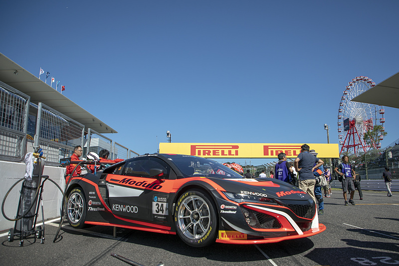 Suzuka10Hのグリッドはコースに対して斜めに駐めるスタイル。スタートはローリング形式だ