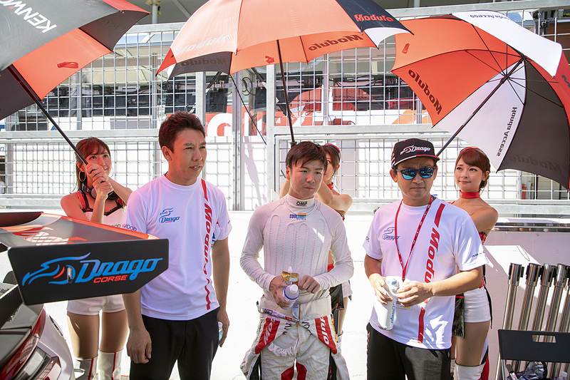 グリッドウォークも開催。ここでも34号車は人気。ウォール沿いに駐めているのでクルマに近づくのも大変な状態