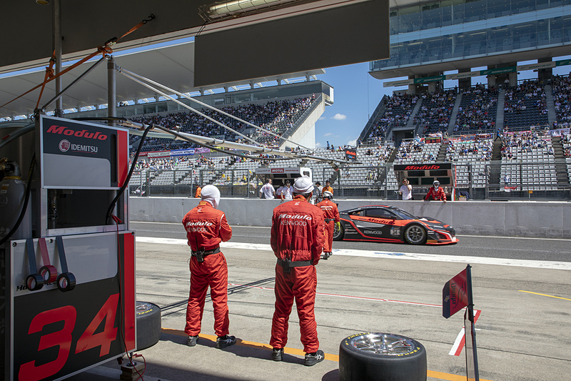 痛恨のドライブスルーペナルティで大きく順位を落とす。ドライバー交代後、大津選手はチームスタッフに謝罪していたが、映像を見る限りペナルティは厳しすぎるという意見も多かった