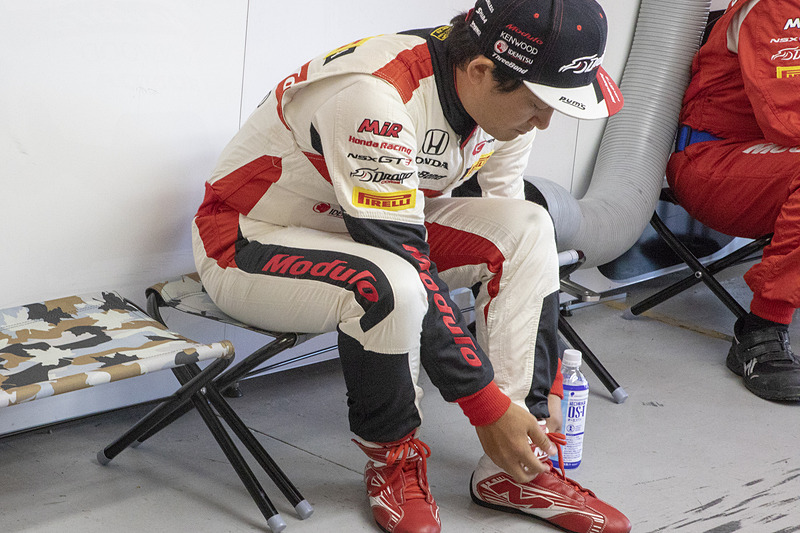 今回の作戦では各ドライバーが1時間ごとに交代となっていたので、11時手前から2番手の道上選手が準備を始めた。そして大津選手がピットイン。燃料給油、タイヤ4本交換を行ない、ドライバーが道上選手に替わる