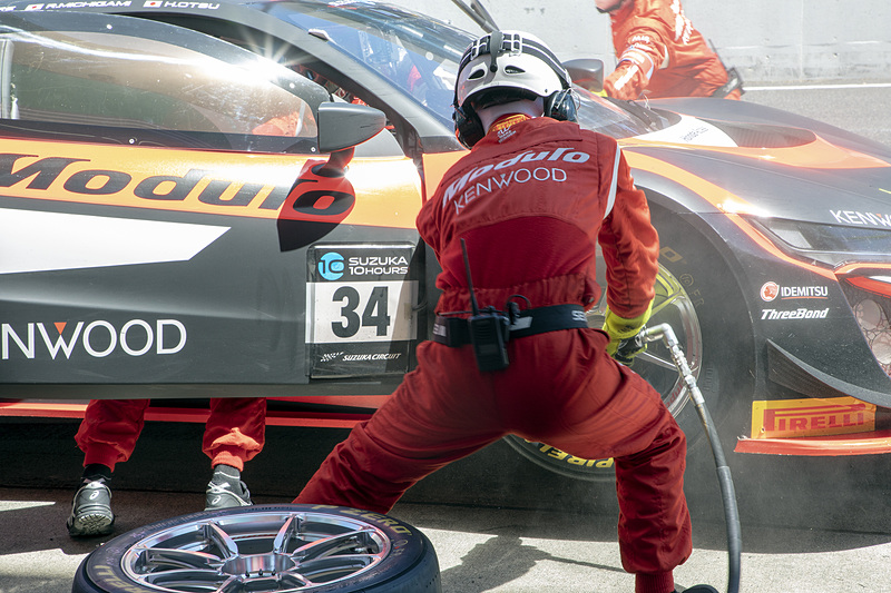 今回の作戦では各ドライバーが1時間ごとに交代となっていたので、11時手前から2番手の道上選手が準備を始めた。そして大津選手がピットイン。燃料給油、タイヤ4本交換を行ない、ドライバーが道上選手に替わる