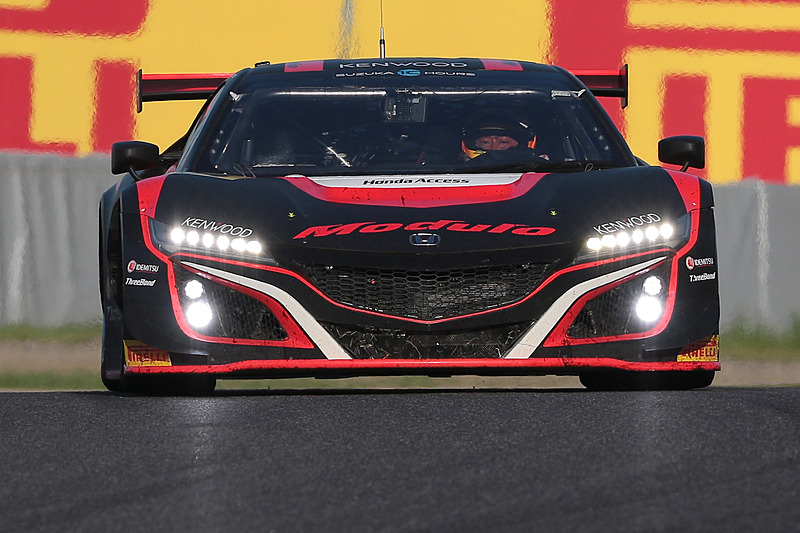 タイヤのグリップ不足とパーコレーションに悩まされつつも、淡々と周回する34号車。フロントまわりの汚れが長いレースということを物語る