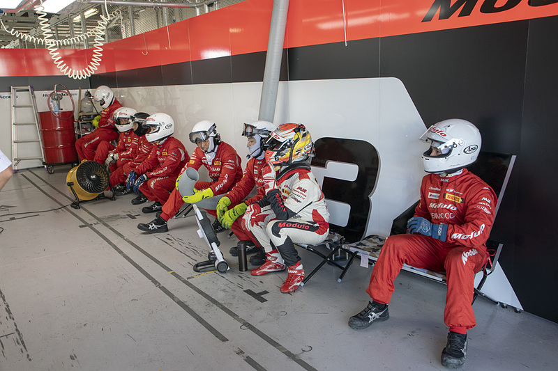 大津選手、道上選手、小暮選手の順に交代しつつ、大きなトラブルもなく周回を重ねていく。順位もジワジワと上げてきた