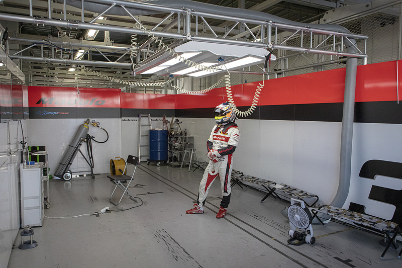 大津選手、道上選手、小暮選手の順に交代しつつ、大きなトラブルもなく周回を重ねていく。順位もジワジワと上げてきた