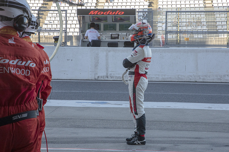 大津選手、道上選手、小暮選手の順に交代しつつ、大きなトラブルもなく周回を重ねていく。順位もジワジワと上げてきた