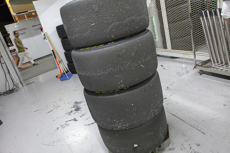 道上選手が走行していた時に履いていたタイヤ。日が落ちて気温と路面温度が下がった状態では、摩耗の具合も日中とは明らかに違う。きれいに減っている