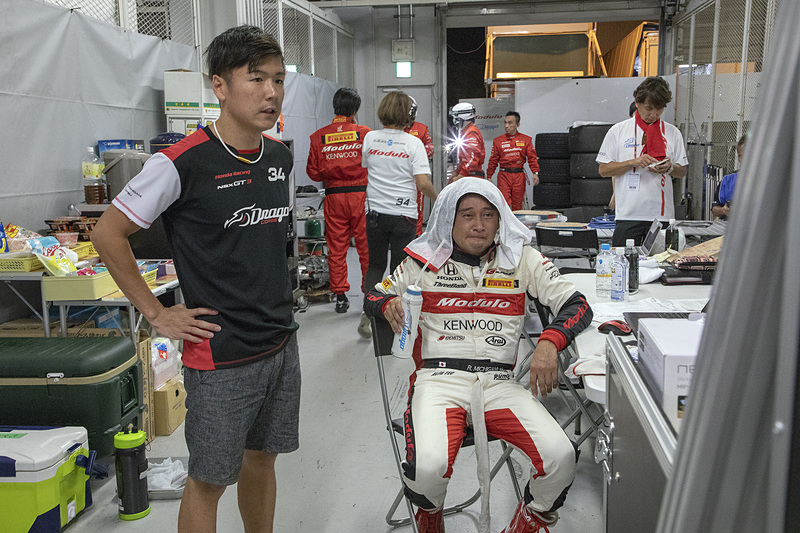 走行を終えた直後の道上選手。富士でのアクシデントから見ているだけに、このSuzuka10Hで自分の役目を終えてひと息付いた道上選手の絵が撮れたことは、正直うれしい