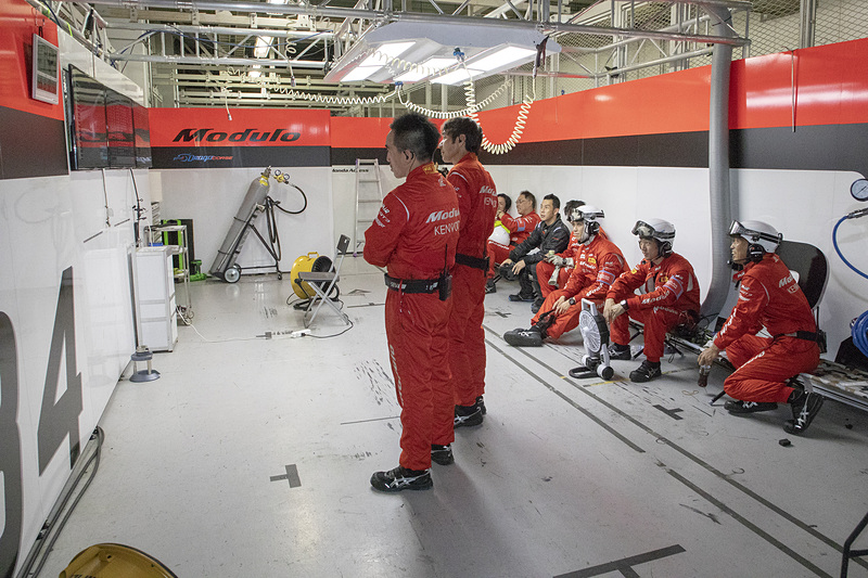 耐久レースのゴール間際は見ているほうもハラハラするものだと思うが、今回の34号車の走行を見ていると変な不安は皆無。比較的平常心でゴールの瞬間を迎えられた