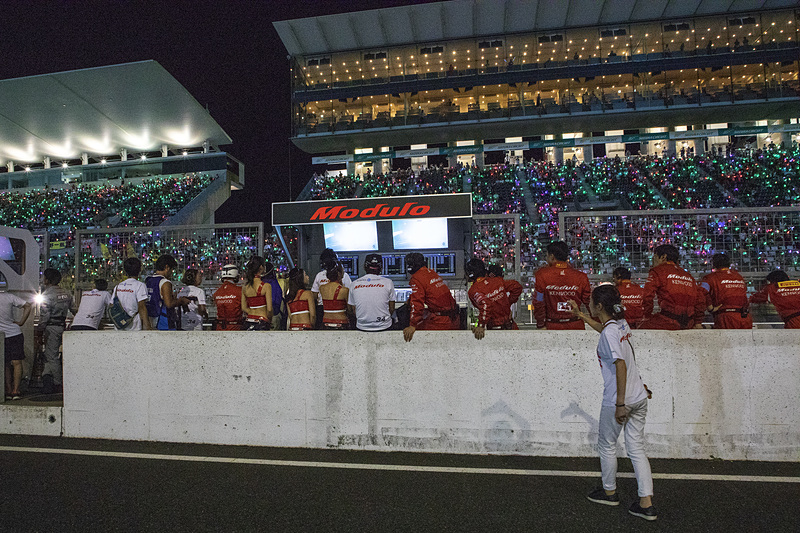 チーム全員で34号車のゴールを見届ける