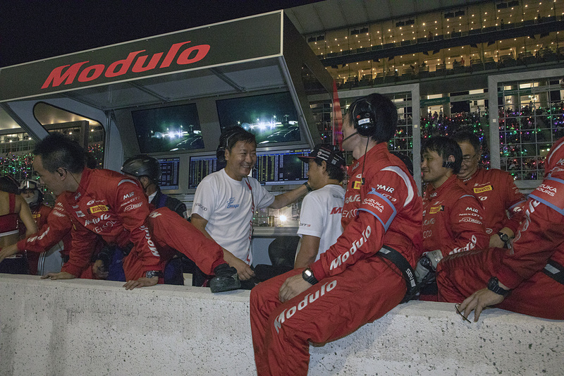 ゴール後の笑顔。2日前にシェイクダウンしたばかりのマシンでデータもない状態ながら、10時間をトラブルなく走り切った