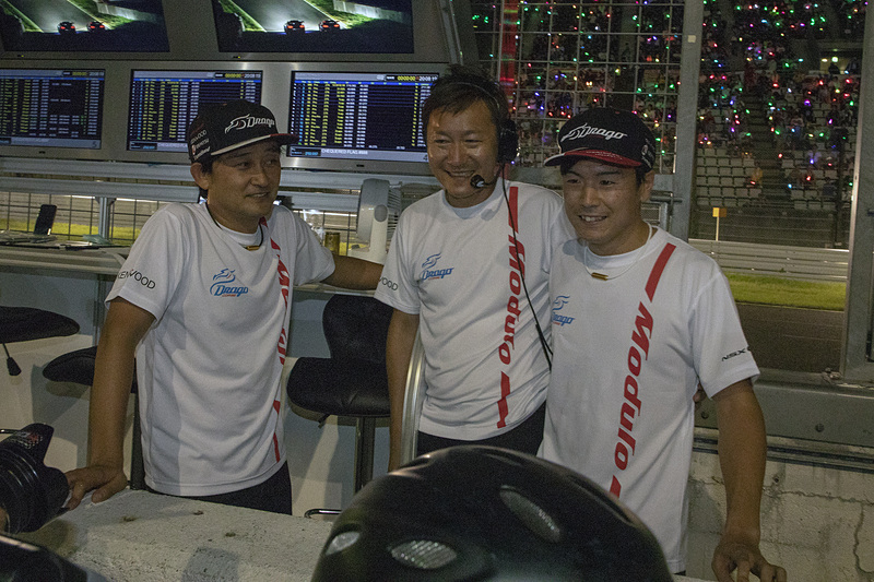 Suzuka10Hに出るという大きな目標を達成してホッとしたような道上選手、走り切れたこととミスなくこなしたメカニックの仕事ぶりのよさに喜ぶチョン監督、ストイックな大津選手は完走を喜びつつも、自身の走りに反省をしている……。とも見える3人の顔だ