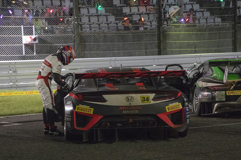 グランドスタンド前に34号車が戻ってきた