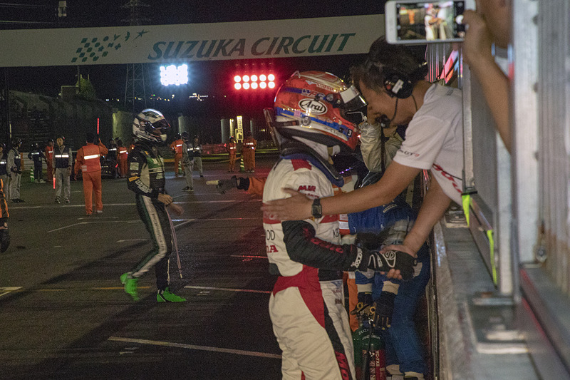 フェンス越しにチョン監督と握手。助っ人として参加してくれた小暮選手。SUPER GTでもぜひ応援してほしい