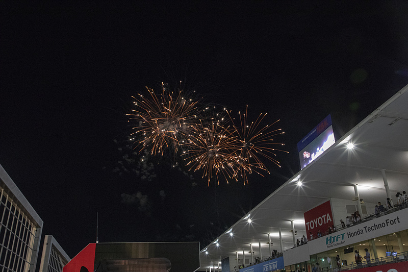 ゴール後、鈴鹿サーキットの夜空に花火が上がった。暑く長かった10時間が終わった