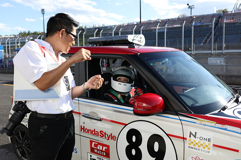 サーキットアナウンスでおなじみのピエール北川さん。自らもN-ONE OWNER'S CUPに参戦するピエールさんからの実践的なアドバイスに、安藤選手も真剣な眼差し